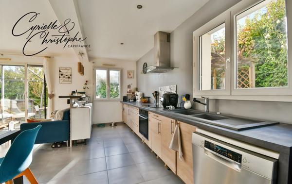 Dpt Hérault (34), à vendre à SAINT-ANDRE DE SANGONIS, villa moderne T4 de 84m² sur 300m² de terrain avec terrasse couverte par une pergola et piscine hors-sol