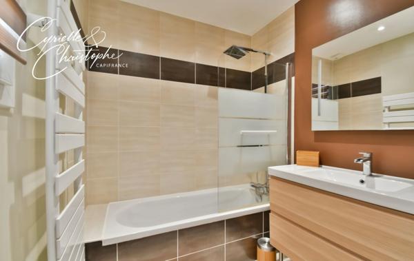 Dpt Hérault (34), à vendre à SAINT-ANDRE DE SANGONIS, villa moderne T4 de 84m² sur 300m² de terrain avec terrasse couverte par une pergola et piscine hors-sol