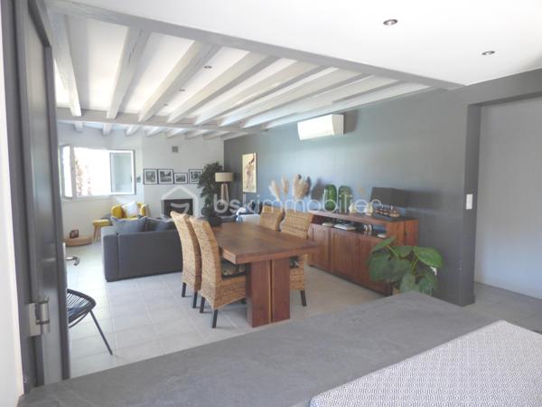Opportunité et rare dans le secteur,  
Un ensemble immobilier comprenant une maison d'habitation d'environ 150 m² avec un hangar de 360 m² attenant pour faire du stockage ou une activité artisanale ou professionnelle (dans le respect des règles de l 'urbanisme locale en vigueur sur la communauté de communes).

Pour la partie habitation de plain-pied : une vaste pièce de vie avec cuisine ouverte, aménagée et équipée, salon séjour donnant accès sur une grande terrasse bois.
Deux chambres avec placards, wc séparé et une salle de bain avec baignoire, douche et double vasque, buanderie.

Vous profitez des prestations tout confort avec son double vitrage, son système de climatisation réversible sa cheminée et son chauffe-eau thermodynamique.

Cette maison est complétée par un studio indépendant comprenant une pièce de vie avec cuisine aménagée, une chambre, une salle d'eau, wc séparé.
Idéale pour l'accueil des proches.
Il peut être également reconnecté à la maison sans gros travaux.

Vous disposez d'une agréable terrasse bois avec une piscine semi-enterrée donnant sur un jardin arboré à l'abri des regards et dissociée du hangar.

Idéale pour développer une activité professionnelle que ce soit artisanale, restauration, équipements sportifs, shaper, entrepôt, bureau, etc...vous bénéficiez du hangar de 360 m²qui offre un beau volume libre et modulable pour créer des zones d'atelier ou stockage. Il dispose de pièces annexes dont un bureau relié avec la maison et d'un grand parking pour le stationnement ou faciliter le chargement et déchargement du matériel.

Le tout sur une parcelle de 1530 m² entièrement clôturée et fermée par un grand portail électrique. 

Secteur dynamique et proche de la côte landaise.

Le parfait compromis entre vie de famille et activité professionnelle : une opportunité unique à découvrir rapidement!

Pour plus d 'informations : 📞  07 63 60 19 68  📧  e.turpaud@bskimmobilier.com