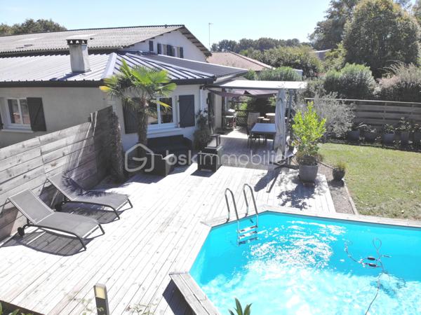 Opportunité et rare dans le secteur,  
Un ensemble immobilier comprenant une maison d'habitation d'environ 150 m² avec un hangar de 360 m² attenant pour faire du stockage ou une activité artisanale ou professionnelle (dans le respect des règles de l 'urbanisme locale en vigueur sur la communauté de communes).

Pour la partie habitation de plain-pied : une vaste pièce de vie avec cuisine ouverte, aménagée et équipée, salon séjour donnant accès sur une grande terrasse bois.
Deux chambres avec placards, wc séparé et une salle de bain avec baignoire, douche et double vasque, buanderie.

Vous profitez des prestations tout confort avec son double vitrage, son système de climatisation réversible sa cheminée et son chauffe-eau thermodynamique.

Cette maison est complétée par un studio indépendant comprenant une pièce de vie avec cuisine aménagée, une chambre, une salle d'eau, wc séparé.
Idéale pour l'accueil des proches.
Il peut être également reconnecté à la maison sans gros travaux.

Vous disposez d'une agréable terrasse bois avec une piscine semi-enterrée donnant sur un jardin arboré à l'abri des regards et dissociée du hangar.

Idéale pour développer une activité professionnelle que ce soit artisanale, restauration, équipements sportifs, shaper, entrepôt, bureau, etc...vous bénéficiez du hangar de 360 m²qui offre un beau volume libre et modulable pour créer des zones d'atelier ou stockage. Il dispose de pièces annexes dont un bureau relié avec la maison et d'un grand parking pour le stationnement ou faciliter le chargement et déchargement du matériel.

Le tout sur une parcelle de 1530 m² entièrement clôturée et fermée par un grand portail électrique. 

Secteur dynamique et proche de la côte landaise.

Le parfait compromis entre vie de famille et activité professionnelle : une opportunité unique à découvrir rapidement!

Pour plus d 'informations : 📞  07 63 60 19 68  📧  e.turpaud@bskimmobilier.com