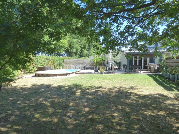 Opportunité et rare dans le secteur,  
Un ensemble immobilier comprenant une maison d'habitation d'environ 150 m² avec un hangar de 360 m² attenant pour faire du stockage ou une activité artisanale ou professionnelle (dans le respect des règles de l 'urbanisme locale en vigueur sur la communauté de communes).

Pour la partie habitation de plain-pied : une vaste pièce de vie avec cuisine ouverte, aménagée et équipée, salon séjour donnant accès sur une grande terrasse bois.
Deux chambres avec placards, wc séparé et une salle de bain avec baignoire, douche et double vasque, buanderie.

Vous profitez des prestations tout confort avec son double vitrage, son système de climatisation réversible sa cheminée et son chauffe-eau thermodynamique.

Cette maison est complétée par un studio indépendant comprenant une pièce de vie avec cuisine aménagée, une chambre, une salle d'eau, wc séparé.
Idéale pour l'accueil des proches.
Il peut être également reconnecté à la maison sans gros travaux.

Vous disposez d'une agréable terrasse bois avec une piscine semi-enterrée donnant sur un jardin arboré à l'abri des regards et dissociée du hangar.

Idéale pour développer une activité professionnelle que ce soit artisanale, restauration, équipements sportifs, shaper, entrepôt, bureau, etc...vous bénéficiez du hangar de 360 m²qui offre un beau volume libre et modulable pour créer des zones d'atelier ou stockage. Il dispose de pièces annexes dont un bureau relié avec la maison et d'un grand parking pour le stationnement ou faciliter le chargement et déchargement du matériel.

Le tout sur une parcelle de 1530 m² entièrement clôturée et fermée par un grand portail électrique. 

Secteur dynamique et proche de la côte landaise.

Le parfait compromis entre vie de famille et activité professionnelle : une opportunité unique à découvrir rapidement!

Pour plus d 'informations : 📞  07 63 60 19 68  📧  e.turpaud@bskimmobilier.com