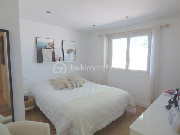 Opportunité et rare dans le secteur,  
Un ensemble immobilier comprenant une maison d'habitation d'environ 150 m² avec un hangar de 360 m² attenant pour faire du stockage ou une activité artisanale ou professionnelle (dans le respect des règles de l 'urbanisme locale en vigueur sur la communauté de communes).

Pour la partie habitation de plain-pied : une vaste pièce de vie avec cuisine ouverte, aménagée et équipée, salon séjour donnant accès sur une grande terrasse bois.
Deux chambres avec placards, wc séparé et une salle de bain avec baignoire, douche et double vasque, buanderie.

Vous profitez des prestations tout confort avec son double vitrage, son système de climatisation réversible sa cheminée et son chauffe-eau thermodynamique.

Cette maison est complétée par un studio indépendant comprenant une pièce de vie avec cuisine aménagée, une chambre, une salle d'eau, wc séparé.
Idéale pour l'accueil des proches.
Il peut être également reconnecté à la maison sans gros travaux.

Vous disposez d'une agréable terrasse bois avec une piscine semi-enterrée donnant sur un jardin arboré à l'abri des regards et dissociée du hangar.

Idéale pour développer une activité professionnelle que ce soit artisanale, restauration, équipements sportifs, shaper, entrepôt, bureau, etc...vous bénéficiez du hangar de 360 m²qui offre un beau volume libre et modulable pour créer des zones d'atelier ou stockage. Il dispose de pièces annexes dont un bureau relié avec la maison et d'un grand parking pour le stationnement ou faciliter le chargement et déchargement du matériel.

Le tout sur une parcelle de 1530 m² entièrement clôturée et fermée par un grand portail électrique. 

Secteur dynamique et proche de la côte landaise.

Le parfait compromis entre vie de famille et activité professionnelle : une opportunité unique à découvrir rapidement!

Pour plus d 'informations : 📞  07 63 60 19 68  📧  e.turpaud@bskimmobilier.com