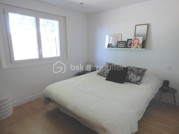 Opportunité et rare dans le secteur,  
Un ensemble immobilier comprenant une maison d'habitation d'environ 150 m² avec un hangar de 360 m² attenant pour faire du stockage ou une activité artisanale ou professionnelle (dans le respect des règles de l 'urbanisme locale en vigueur sur la communauté de communes).

Pour la partie habitation de plain-pied : une vaste pièce de vie avec cuisine ouverte, aménagée et équipée, salon séjour donnant accès sur une grande terrasse bois.
Deux chambres avec placards, wc séparé et une salle de bain avec baignoire, douche et double vasque, buanderie.

Vous profitez des prestations tout confort avec son double vitrage, son système de climatisation réversible sa cheminée et son chauffe-eau thermodynamique.

Cette maison est complétée par un studio indépendant comprenant une pièce de vie avec cuisine aménagée, une chambre, une salle d'eau, wc séparé.
Idéale pour l'accueil des proches.
Il peut être également reconnecté à la maison sans gros travaux.

Vous disposez d'une agréable terrasse bois avec une piscine semi-enterrée donnant sur un jardin arboré à l'abri des regards et dissociée du hangar.

Idéale pour développer une activité professionnelle que ce soit artisanale, restauration, équipements sportifs, shaper, entrepôt, bureau, etc...vous bénéficiez du hangar de 360 m²qui offre un beau volume libre et modulable pour créer des zones d'atelier ou stockage. Il dispose de pièces annexes dont un bureau relié avec la maison et d'un grand parking pour le stationnement ou faciliter le chargement et déchargement du matériel.

Le tout sur une parcelle de 1530 m² entièrement clôturée et fermée par un grand portail électrique. 

Secteur dynamique et proche de la côte landaise.

Le parfait compromis entre vie de famille et activité professionnelle : une opportunité unique à découvrir rapidement!

Pour plus d 'informations : 📞  07 63 60 19 68  📧  e.turpaud@bskimmobilier.com