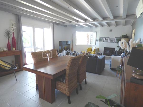 Opportunité et rare dans le secteur,  
Un ensemble immobilier comprenant une maison d'habitation d'environ 150 m² avec un hangar de 360 m² attenant pour faire du stockage ou une activité artisanale ou professionnelle (dans le respect des règles de l 'urbanisme locale en vigueur sur la communauté de communes).

Pour la partie habitation de plain-pied : une vaste pièce de vie avec cuisine ouverte, aménagée et équipée, salon séjour donnant accès sur une grande terrasse bois.
Deux chambres avec placards, wc séparé et une salle de bain avec baignoire, douche et double vasque, buanderie.

Vous profitez des prestations tout confort avec son double vitrage, son système de climatisation réversible sa cheminée et son chauffe-eau thermodynamique.

Cette maison est complétée par un studio indépendant comprenant une pièce de vie avec cuisine aménagée, une chambre, une salle d'eau, wc séparé.
Idéale pour l'accueil des proches.
Il peut être également reconnecté à la maison sans gros travaux.

Vous disposez d'une agréable terrasse bois avec une piscine semi-enterrée donnant sur un jardin arboré à l'abri des regards et dissociée du hangar.

Idéale pour développer une activité professionnelle que ce soit artisanale, restauration, équipements sportifs, shaper, entrepôt, bureau, etc...vous bénéficiez du hangar de 360 m²qui offre un beau volume libre et modulable pour créer des zones d'atelier ou stockage. Il dispose de pièces annexes dont un bureau relié avec la maison et d'un grand parking pour le stationnement ou faciliter le chargement et déchargement du matériel.

Le tout sur une parcelle de 1530 m² entièrement clôturée et fermée par un grand portail électrique. 

Secteur dynamique et proche de la côte landaise.

Le parfait compromis entre vie de famille et activité professionnelle : une opportunité unique à découvrir rapidement!

Pour plus d 'informations : 📞  07 63 60 19 68  📧  e.turpaud@bskimmobilier.com