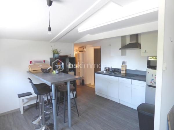 Opportunité et rare dans le secteur,  
Un ensemble immobilier comprenant une maison d'habitation d'environ 150 m² avec un hangar de 360 m² attenant pour faire du stockage ou une activité artisanale ou professionnelle (dans le respect des règles de l 'urbanisme locale en vigueur sur la communauté de communes).

Pour la partie habitation de plain-pied : une vaste pièce de vie avec cuisine ouverte, aménagée et équipée, salon séjour donnant accès sur une grande terrasse bois.
Deux chambres avec placards, wc séparé et une salle de bain avec baignoire, douche et double vasque, buanderie.

Vous profitez des prestations tout confort avec son double vitrage, son système de climatisation réversible sa cheminée et son chauffe-eau thermodynamique.

Cette maison est complétée par un studio indépendant comprenant une pièce de vie avec cuisine aménagée, une chambre, une salle d'eau, wc séparé.
Idéale pour l'accueil des proches.
Il peut être également reconnecté à la maison sans gros travaux.

Vous disposez d'une agréable terrasse bois avec une piscine semi-enterrée donnant sur un jardin arboré à l'abri des regards et dissociée du hangar.

Idéale pour développer une activité professionnelle que ce soit artisanale, restauration, équipements sportifs, shaper, entrepôt, bureau, etc...vous bénéficiez du hangar de 360 m²qui offre un beau volume libre et modulable pour créer des zones d'atelier ou stockage. Il dispose de pièces annexes dont un bureau relié avec la maison et d'un grand parking pour le stationnement ou faciliter le chargement et déchargement du matériel.

Le tout sur une parcelle de 1530 m² entièrement clôturée et fermée par un grand portail électrique. 

Secteur dynamique et proche de la côte landaise.

Le parfait compromis entre vie de famille et activité professionnelle : une opportunité unique à découvrir rapidement!

Pour plus d 'informations : 📞  07 63 60 19 68  📧  e.turpaud@bskimmobilier.com