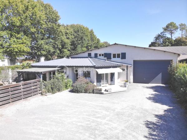 Opportunité et rare dans le secteur,  
Un ensemble immobilier comprenant une maison d'habitation d'environ 150 m² avec un hangar de 360 m² attenant pour faire du stockage ou une activité artisanale ou professionnelle (dans le respect des règles de l 'urbanisme locale en vigueur sur la communauté de communes).

Pour la partie habitation de plain-pied : une vaste pièce de vie avec cuisine ouverte, aménagée et équipée, salon séjour donnant accès sur une grande terrasse bois.
Deux chambres avec placards, wc séparé et une salle de bain avec baignoire, douche et double vasque, buanderie.

Vous profitez des prestations tout confort avec son double vitrage, son système de climatisation réversible sa cheminée et son chauffe-eau thermodynamique.

Cette maison est complétée par un studio indépendant comprenant une pièce de vie avec cuisine aménagée, une chambre, une salle d'eau, wc séparé.
Idéale pour l'accueil des proches.
Il peut être également reconnecté à la maison sans gros travaux.

Vous disposez d'une agréable terrasse bois avec une piscine semi-enterrée donnant sur un jardin arboré à l'abri des regards et dissociée du hangar.

Idéale pour développer une activité professionnelle que ce soit artisanale, restauration, équipements sportifs, shaper, entrepôt, bureau, etc...vous bénéficiez du hangar de 360 m²qui offre un beau volume libre et modulable pour créer des zones d'atelier ou stockage. Il dispose de pièces annexes dont un bureau relié avec la maison et d'un grand parking pour le stationnement ou faciliter le chargement et déchargement du matériel.

Le tout sur une parcelle de 1530 m² entièrement clôturée et fermée par un grand portail électrique. 

Secteur dynamique et proche de la côte landaise.

Le parfait compromis entre vie de famille et activité professionnelle : une opportunité unique à découvrir rapidement!

Pour plus d 'informations : 📞  07 63 60 19 68  📧  e.turpaud@bskimmobilier.com