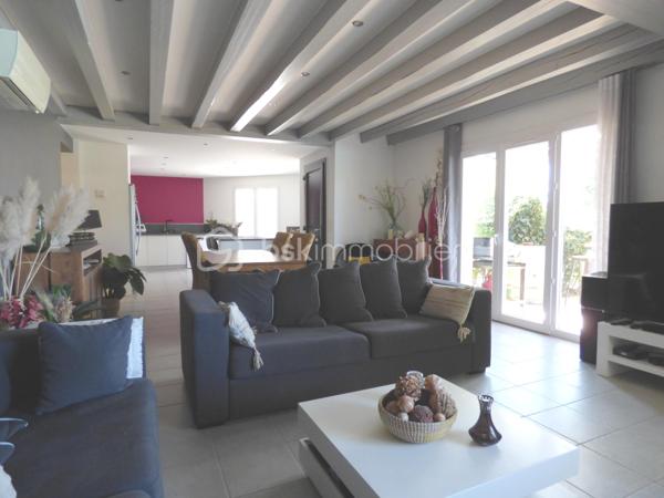 Opportunité et rare dans le secteur,  
Un ensemble immobilier comprenant une maison d'habitation d'environ 150 m² avec un hangar de 360 m² attenant pour faire du stockage ou une activité artisanale ou professionnelle (dans le respect des règles de l 'urbanisme locale en vigueur sur la communauté de communes).

Pour la partie habitation de plain-pied : une vaste pièce de vie avec cuisine ouverte, aménagée et équipée, salon séjour donnant accès sur une grande terrasse bois.
Deux chambres avec placards, wc séparé et une salle de bain avec baignoire, douche et double vasque, buanderie.

Vous profitez des prestations tout confort avec son double vitrage, son système de climatisation réversible sa cheminée et son chauffe-eau thermodynamique.

Cette maison est complétée par un studio indépendant comprenant une pièce de vie avec cuisine aménagée, une chambre, une salle d'eau, wc séparé.
Idéale pour l'accueil des proches.
Il peut être également reconnecté à la maison sans gros travaux.

Vous disposez d'une agréable terrasse bois avec une piscine semi-enterrée donnant sur un jardin arboré à l'abri des regards et dissociée du hangar.

Idéale pour développer une activité professionnelle que ce soit artisanale, restauration, équipements sportifs, shaper, entrepôt, bureau, etc...vous bénéficiez du hangar de 360 m²qui offre un beau volume libre et modulable pour créer des zones d'atelier ou stockage. Il dispose de pièces annexes dont un bureau relié avec la maison et d'un grand parking pour le stationnement ou faciliter le chargement et déchargement du matériel.

Le tout sur une parcelle de 1530 m² entièrement clôturée et fermée par un grand portail électrique. 

Secteur dynamique et proche de la côte landaise.

Le parfait compromis entre vie de famille et activité professionnelle : une opportunité unique à découvrir rapidement!

Pour plus d 'informations : 📞  07 63 60 19 68  📧  e.turpaud@bskimmobilier.com