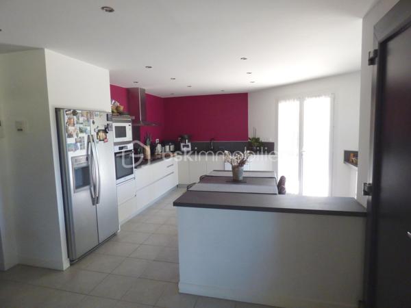 Opportunité et rare dans le secteur,  
Un ensemble immobilier comprenant une maison d'habitation d'environ 150 m² avec un hangar de 360 m² attenant pour faire du stockage ou une activité artisanale ou professionnelle (dans le respect des règles de l 'urbanisme locale en vigueur sur la communauté de communes).

Pour la partie habitation de plain-pied : une vaste pièce de vie avec cuisine ouverte, aménagée et équipée, salon séjour donnant accès sur une grande terrasse bois.
Deux chambres avec placards, wc séparé et une salle de bain avec baignoire, douche et double vasque, buanderie.

Vous profitez des prestations tout confort avec son double vitrage, son système de climatisation réversible sa cheminée et son chauffe-eau thermodynamique.

Cette maison est complétée par un studio indépendant comprenant une pièce de vie avec cuisine aménagée, une chambre, une salle d'eau, wc séparé.
Idéale pour l'accueil des proches.
Il peut être également reconnecté à la maison sans gros travaux.

Vous disposez d'une agréable terrasse bois avec une piscine semi-enterrée donnant sur un jardin arboré à l'abri des regards et dissociée du hangar.

Idéale pour développer une activité professionnelle que ce soit artisanale, restauration, équipements sportifs, shaper, entrepôt, bureau, etc...vous bénéficiez du hangar de 360 m²qui offre un beau volume libre et modulable pour créer des zones d'atelier ou stockage. Il dispose de pièces annexes dont un bureau relié avec la maison et d'un grand parking pour le stationnement ou faciliter le chargement et déchargement du matériel.

Le tout sur une parcelle de 1530 m² entièrement clôturée et fermée par un grand portail électrique. 

Secteur dynamique et proche de la côte landaise.

Le parfait compromis entre vie de famille et activité professionnelle : une opportunité unique à découvrir rapidement!

Pour plus d 'informations : 📞  07 63 60 19 68  📧  e.turpaud@bskimmobilier.com