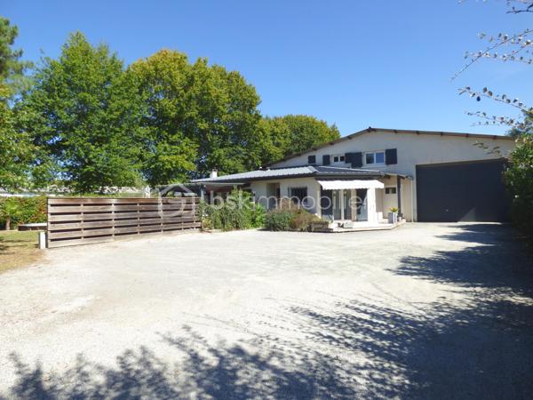 Opportunité et rare dans le secteur,  
Un ensemble immobilier comprenant une maison d'habitation d'environ 150 m² avec un hangar de 360 m² attenant pour faire du stockage ou une activité artisanale ou professionnelle (dans le respect des règles de l 'urbanisme locale en vigueur sur la communauté de communes).

Pour la partie habitation de plain-pied : une vaste pièce de vie avec cuisine ouverte, aménagée et équipée, salon séjour donnant accès sur une grande terrasse bois.
Deux chambres avec placards, wc séparé et une salle de bain avec baignoire, douche et double vasque, buanderie.

Vous profitez des prestations tout confort avec son double vitrage, son système de climatisation réversible sa cheminée et son chauffe-eau thermodynamique.

Cette maison est complétée par un studio indépendant comprenant une pièce de vie avec cuisine aménagée, une chambre, une salle d'eau, wc séparé.
Idéale pour l'accueil des proches.
Il peut être également reconnecté à la maison sans gros travaux.

Vous disposez d'une agréable terrasse bois avec une piscine semi-enterrée donnant sur un jardin arboré à l'abri des regards et dissociée du hangar.

Idéale pour développer une activité professionnelle que ce soit artisanale, restauration, équipements sportifs, shaper, entrepôt, bureau, etc...vous bénéficiez du hangar de 360 m²qui offre un beau volume libre et modulable pour créer des zones d'atelier ou stockage. Il dispose de pièces annexes dont un bureau relié avec la maison et d'un grand parking pour le stationnement ou faciliter le chargement et déchargement du matériel.

Le tout sur une parcelle de 1530 m² entièrement clôturée et fermée par un grand portail électrique. 

Secteur dynamique et proche de la côte landaise.

Le parfait compromis entre vie de famille et activité professionnelle : une opportunité unique à découvrir rapidement!

Pour plus d 'informations : 📞  07 63 60 19 68  📧  e.turpaud@bskimmobilier.com