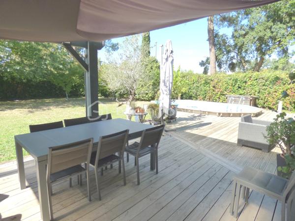 Opportunité et rare dans le secteur,  
Un ensemble immobilier comprenant une maison d'habitation d'environ 150 m² avec un hangar de 360 m² attenant pour faire du stockage ou une activité artisanale ou professionnelle (dans le respect des règles de l 'urbanisme locale en vigueur sur la communauté de communes).

Pour la partie habitation de plain-pied : une vaste pièce de vie avec cuisine ouverte, aménagée et équipée, salon séjour donnant accès sur une grande terrasse bois.
Deux chambres avec placards, wc séparé et une salle de bain avec baignoire, douche et double vasque, buanderie.

Vous profitez des prestations tout confort avec son double vitrage, son système de climatisation réversible sa cheminée et son chauffe-eau thermodynamique.

Cette maison est complétée par un studio indépendant comprenant une pièce de vie avec cuisine aménagée, une chambre, une salle d'eau, wc séparé.
Idéale pour l'accueil des proches.
Il peut être également reconnecté à la maison sans gros travaux.

Vous disposez d'une agréable terrasse bois avec une piscine semi-enterrée donnant sur un jardin arboré à l'abri des regards et dissociée du hangar.

Idéale pour développer une activité professionnelle que ce soit artisanale, restauration, équipements sportifs, shaper, entrepôt, bureau, etc...vous bénéficiez du hangar de 360 m²qui offre un beau volume libre et modulable pour créer des zones d'atelier ou stockage. Il dispose de pièces annexes dont un bureau relié avec la maison et d'un grand parking pour le stationnement ou faciliter le chargement et déchargement du matériel.

Le tout sur une parcelle de 1530 m² entièrement clôturée et fermée par un grand portail électrique. 

Secteur dynamique et proche de la côte landaise.

Le parfait compromis entre vie de famille et activité professionnelle : une opportunité unique à découvrir rapidement!

Pour plus d 'informations : 📞  07 63 60 19 68  📧  e.turpaud@bskimmobilier.com