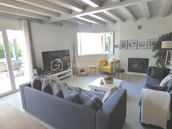 Opportunité et rare dans le secteur,  
Un ensemble immobilier comprenant une maison d'habitation d'environ 150 m² avec un hangar de 360 m² attenant pour faire du stockage ou une activité artisanale ou professionnelle (dans le respect des règles de l 'urbanisme locale en vigueur sur la communauté de communes).

Pour la partie habitation de plain-pied : une vaste pièce de vie avec cuisine ouverte, aménagée et équipée, salon séjour donnant accès sur une grande terrasse bois.
Deux chambres avec placards, wc séparé et une salle de bain avec baignoire, douche et double vasque, buanderie.

Vous profitez des prestations tout confort avec son double vitrage, son système de climatisation réversible sa cheminée et son chauffe-eau thermodynamique.

Cette maison est complétée par un studio indépendant comprenant une pièce de vie avec cuisine aménagée, une chambre, une salle d'eau, wc séparé.
Idéale pour l'accueil des proches.
Il peut être également reconnecté à la maison sans gros travaux.

Vous disposez d'une agréable terrasse bois avec une piscine semi-enterrée donnant sur un jardin arboré à l'abri des regards et dissociée du hangar.

Idéale pour développer une activité professionnelle que ce soit artisanale, restauration, équipements sportifs, shaper, entrepôt, bureau, etc...vous bénéficiez du hangar de 360 m²qui offre un beau volume libre et modulable pour créer des zones d'atelier ou stockage. Il dispose de pièces annexes dont un bureau relié avec la maison et d'un grand parking pour le stationnement ou faciliter le chargement et déchargement du matériel.

Le tout sur une parcelle de 1530 m² entièrement clôturée et fermée par un grand portail électrique. 

Secteur dynamique et proche de la côte landaise.

Le parfait compromis entre vie de famille et activité professionnelle : une opportunité unique à découvrir rapidement!

Pour plus d 'informations : 📞  07 63 60 19 68  📧  e.turpaud@bskimmobilier.com