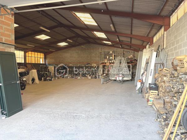 Opportunité et rare dans le secteur,  
Un ensemble immobilier comprenant une maison d'habitation d'environ 150 m² avec un hangar de 360 m² attenant pour faire du stockage ou une activité artisanale ou professionnelle (dans le respect des règles de l 'urbanisme locale en vigueur sur la communauté de communes).

Pour la partie habitation de plain-pied : une vaste pièce de vie avec cuisine ouverte, aménagée et équipée, salon séjour donnant accès sur une grande terrasse bois.
Deux chambres avec placards, wc séparé et une salle de bain avec baignoire, douche et double vasque, buanderie.

Vous profitez des prestations tout confort avec son double vitrage, son système de climatisation réversible sa cheminée et son chauffe-eau thermodynamique.

Cette maison est complétée par un studio indépendant comprenant une pièce de vie avec cuisine aménagée, une chambre, une salle d'eau, wc séparé.
Idéale pour l'accueil des proches.
Il peut être également reconnecté à la maison sans gros travaux.

Vous disposez d'une agréable terrasse bois avec une piscine semi-enterrée donnant sur un jardin arboré à l'abri des regards et dissociée du hangar.

Idéale pour développer une activité professionnelle que ce soit artisanale, restauration, équipements sportifs, shaper, entrepôt, bureau, etc...vous bénéficiez du hangar de 360 m²qui offre un beau volume libre et modulable pour créer des zones d'atelier ou stockage. Il dispose de pièces annexes dont un bureau relié avec la maison et d'un grand parking pour le stationnement ou faciliter le chargement et déchargement du matériel.

Le tout sur une parcelle de 1530 m² entièrement clôturée et fermée par un grand portail électrique. 

Secteur dynamique et proche de la côte landaise.

Le parfait compromis entre vie de famille et activité professionnelle : une opportunité unique à découvrir rapidement!

Pour plus d 'informations : 📞  07 63 60 19 68  📧  e.turpaud@bskimmobilier.com