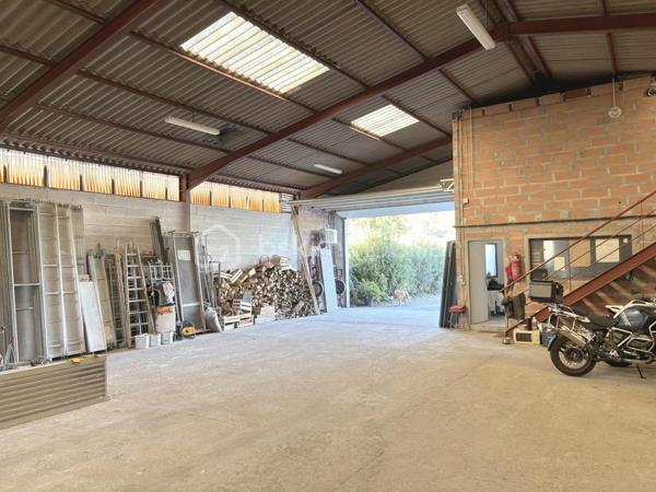 Opportunité et rare dans le secteur,  
Un ensemble immobilier comprenant une maison d'habitation d'environ 150 m² avec un hangar de 360 m² attenant pour faire du stockage ou une activité artisanale ou professionnelle (dans le respect des règles de l 'urbanisme locale en vigueur sur la communauté de communes).

Pour la partie habitation de plain-pied : une vaste pièce de vie avec cuisine ouverte, aménagée et équipée, salon séjour donnant accès sur une grande terrasse bois.
Deux chambres avec placards, wc séparé et une salle de bain avec baignoire, douche et double vasque, buanderie.

Vous profitez des prestations tout confort avec son double vitrage, son système de climatisation réversible sa cheminée et son chauffe-eau thermodynamique.

Cette maison est complétée par un studio indépendant comprenant une pièce de vie avec cuisine aménagée, une chambre, une salle d'eau, wc séparé.
Idéale pour l'accueil des proches.
Il peut être également reconnecté à la maison sans gros travaux.

Vous disposez d'une agréable terrasse bois avec une piscine semi-enterrée donnant sur un jardin arboré à l'abri des regards et dissociée du hangar.

Idéale pour développer une activité professionnelle que ce soit artisanale, restauration, équipements sportifs, shaper, entrepôt, bureau, etc...vous bénéficiez du hangar de 360 m²qui offre un beau volume libre et modulable pour créer des zones d'atelier ou stockage. Il dispose de pièces annexes dont un bureau relié avec la maison et d'un grand parking pour le stationnement ou faciliter le chargement et déchargement du matériel.

Le tout sur une parcelle de 1530 m² entièrement clôturée et fermée par un grand portail électrique. 

Secteur dynamique et proche de la côte landaise.

Le parfait compromis entre vie de famille et activité professionnelle : une opportunité unique à découvrir rapidement!

Pour plus d 'informations : 📞  07 63 60 19 68  📧  e.turpaud@bskimmobilier.com