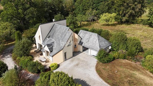 À seulement 10 minutes de Saint-Lô, proche d'un axe rapide et sans le moindre détour par des routes sinueuses, découvrez cette demeure contemporaine d'exception (2002) de 143 m², où modernité et douceur de vivre s'unissent à la perfection.

La propriété est édifiée sur une parcelle d'environ 2000 m2, arborée et fleurie, sur laquelle vous apprécierez le calme et la sérénité après votre journée de travail. 

Profitez d'une vie de plain-pied optimale : Le rez-de-chaussée vous offre une pièce de vie très spacieuse et lumineuse traversante avec une cuisine ouverte aménagée et équipée donnant sur le séjour.
Le salon propose un espace plus intimiste avec une cheminée (insert) pour apprécier les soirées d'hiver au coin du feu. 
Dans le prolongement, la véranda permet de capter les rayons du soleil pour profiter de se poser face au panorama avec vue sur la nature dès que la terrasse se fait trop fraîche.
Pour ajouter au confort de vie au quotidien, une suite parentale avec chambre et salle de bains complètent ce niveau !
Sans oublier l'aspect pratique : arrière-cuisine/buanderie avec un accès direct au double garage.

Un étage au cachet unique : Prenez de la hauteur vers une sublime mezzanine-bureau surplombant le séjour grâce à une impressionnante hauteur sous plafond cathédrale. L'espace nuit dispose de 3 chambres agréables, chacune révélant son propre univers, ainsi qu'une salle d'eau avec douche.

Un sous-sol complet d'exception d'environ 100 m² vient parfaire ce bien. Sain et bénéficiant d'une belle hauteur sous plafond, vous pouvez aménager les espaces en fonction de vos besoins et projets (cave à vin, atelier, stockage....)

Zéro Travaux Énergétiques : Un Confort Moderne et Économique !
C’est le véritable atout maître de cette propriété :

Aérothermie de moins d'un an : Bénéficiez d'une technologie de chauffage de dernière génération pour des factures d'énergie considérablement réduites et une empreinte carbone minimale. Un confort thermique parfait été comme hiver, en toute sérénité !

Raccordement à la Fibre Optique : Idéal pour le télétravail ultra-rapide depuis la mezzanine.

Matériaux nobles : Superbe toiture en ardoises d'Angers, gage de durabilité, d'élégance et de valeur patrimoniale préservée.

Le Petit Plus Unique : 4 000 m² d'Herbage Offerts à Vos Projets !
En plus du parc paysager, vous faites l'acquisition d'une parcelle en herbage attenante de 4 000 m². Un espace rare et précieux pour accueillir vos animaux, créer un verger ou simplement préserver votre tranquillité.

Un bien rare sur le marché réunissant volume, élégance architecturale, économies d'énergie et cadre d'exception. À visiter sans tarder !
