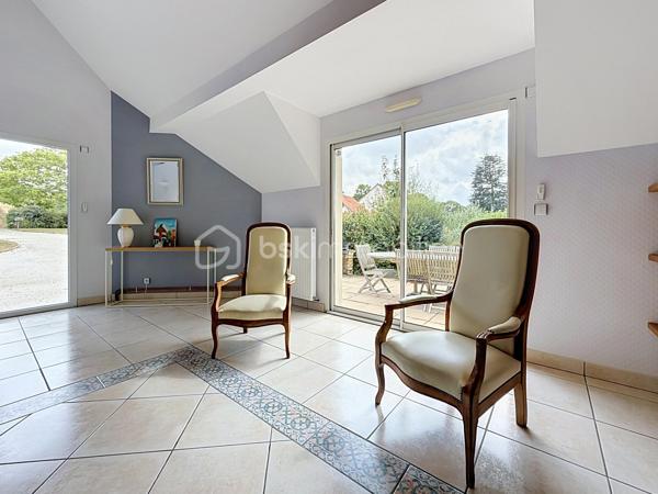 À seulement 10 minutes de Saint-Lô, proche d'un axe rapide et sans le moindre détour par des routes sinueuses, découvrez cette demeure contemporaine d'exception (2002) de 143 m², où modernité et douceur de vivre s'unissent à la perfection.

La propriété est édifiée sur une parcelle d'environ 2000 m2, arborée et fleurie, sur laquelle vous apprécierez le calme et la sérénité après votre journée de travail. 

Profitez d'une vie de plain-pied optimale : Le rez-de-chaussée vous offre une pièce de vie très spacieuse et lumineuse traversante avec une cuisine ouverte aménagée et équipée donnant sur le séjour.
Le salon propose un espace plus intimiste avec une cheminée (insert) pour apprécier les soirées d'hiver au coin du feu. 
Dans le prolongement, la véranda permet de capter les rayons du soleil pour profiter de se poser face au panorama avec vue sur la nature dès que la terrasse se fait trop fraîche.
Pour ajouter au confort de vie au quotidien, une suite parentale avec chambre et salle de bains complètent ce niveau !
Sans oublier l'aspect pratique : arrière-cuisine/buanderie avec un accès direct au double garage.

Un étage au cachet unique : Prenez de la hauteur vers une sublime mezzanine-bureau surplombant le séjour grâce à une impressionnante hauteur sous plafond cathédrale. L'espace nuit dispose de 3 chambres agréables, chacune révélant son propre univers, ainsi qu'une salle d'eau avec douche.

Un sous-sol complet d'exception d'environ 100 m² vient parfaire ce bien. Sain et bénéficiant d'une belle hauteur sous plafond, vous pouvez aménager les espaces en fonction de vos besoins et projets (cave à vin, atelier, stockage....)

Zéro Travaux Énergétiques : Un Confort Moderne et Économique !
C’est le véritable atout maître de cette propriété :

Aérothermie de moins d'un an : Bénéficiez d'une technologie de chauffage de dernière génération pour des factures d'énergie considérablement réduites et une empreinte carbone minimale. Un confort thermique parfait été comme hiver, en toute sérénité !

Raccordement à la Fibre Optique : Idéal pour le télétravail ultra-rapide depuis la mezzanine.

Matériaux nobles : Superbe toiture en ardoises d'Angers, gage de durabilité, d'élégance et de valeur patrimoniale préservée.

Le Petit Plus Unique : 4 000 m² d'Herbage Offerts à Vos Projets !
En plus du parc paysager, vous faites l'acquisition d'une parcelle en herbage attenante de 4 000 m². Un espace rare et précieux pour accueillir vos animaux, créer un verger ou simplement préserver votre tranquillité.

Un bien rare sur le marché réunissant volume, élégance architecturale, économies d'énergie et cadre d'exception. À visiter sans tarder !