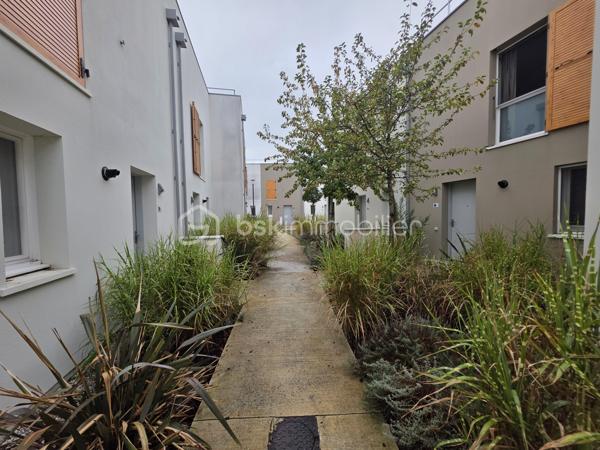 Charmante maison récente (2019) avec jardin et 2 places de parking

Idéalement située au sein d’une petite copropriété calme de 14 logements, venez découvrir cette villa de 70 m², moderne et économe en énergie.

Au rez-de-chaussée :
Entrée fonctionnelle avec placard, belle pièce de vie avec cuisine ouverte équipée, WC indépendant (avec possibilité d'y aménager une douche)

À l’étage :
Deux grandes chambres avec placards intégrés, salle de bains avec WC, espace de rangement.

Les extérieurs et annexes :
Jardin privatif avec terrasse de 40 m², parfait pour vos moments de détente. Deux places de parking privatives

Côté technique :
Construction récente (2019) sous garantie décennale, chauffage au gaz, panneaux photovoltaïques
Diagnostics en cours de réalisation.