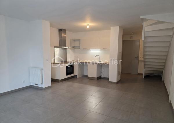 Charmante maison récente (2019) avec jardin et 2 places de parking

Idéalement située au sein d’une petite copropriété calme de 14 logements, venez découvrir cette villa de 70 m², moderne et économe en énergie.

Au rez-de-chaussée :
Entrée fonctionnelle avec placard, belle pièce de vie avec cuisine ouverte équipée, WC indépendant (avec possibilité d'y aménager une douche)

À l’étage :
Deux grandes chambres avec placards intégrés, salle de bains avec WC, espace de rangement.

Les extérieurs et annexes :
Jardin privatif avec terrasse de 40 m², parfait pour vos moments de détente. Deux places de parking privatives

Côté technique :
Construction récente (2019) sous garantie décennale, chauffage au gaz, panneaux photovoltaïques
Diagnostics en cours de réalisation.