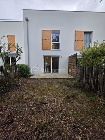 Charmante maison récente (2019) avec jardin et 2 places de parking

Idéalement située au sein d’une petite copropriété calme de 14 logements, venez découvrir cette villa de 70 m², moderne et économe en énergie.

Au rez-de-chaussée :
Entrée fonctionnelle avec placard, belle pièce de vie avec cuisine ouverte équipée, WC indépendant (avec possibilité d'y aménager une douche)

À l’étage :
Deux grandes chambres avec placards intégrés, salle de bains avec WC, espace de rangement.

Les extérieurs et annexes :
Jardin privatif avec terrasse de 40 m², parfait pour vos moments de détente. Deux places de parking privatives

Côté technique :
Construction récente (2019) sous garantie décennale, chauffage au gaz, panneaux photovoltaïques
Diagnostics en cours de réalisation.