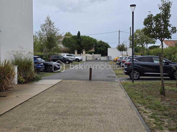 Charmante maison récente (2019) avec jardin et 2 places de parking

Idéalement située au sein d’une petite copropriété calme de 14 logements, venez découvrir cette villa de 70 m², moderne et économe en énergie.

Au rez-de-chaussée :
Entrée fonctionnelle avec placard, belle pièce de vie avec cuisine ouverte équipée, WC indépendant (avec possibilité d'y aménager une douche)

À l’étage :
Deux grandes chambres avec placards intégrés, salle de bains avec WC, espace de rangement.

Les extérieurs et annexes :
Jardin privatif avec terrasse de 40 m², parfait pour vos moments de détente. Deux places de parking privatives

Côté technique :
Construction récente (2019) sous garantie décennale, chauffage au gaz, panneaux photovoltaïques
Diagnostics en cours de réalisation.