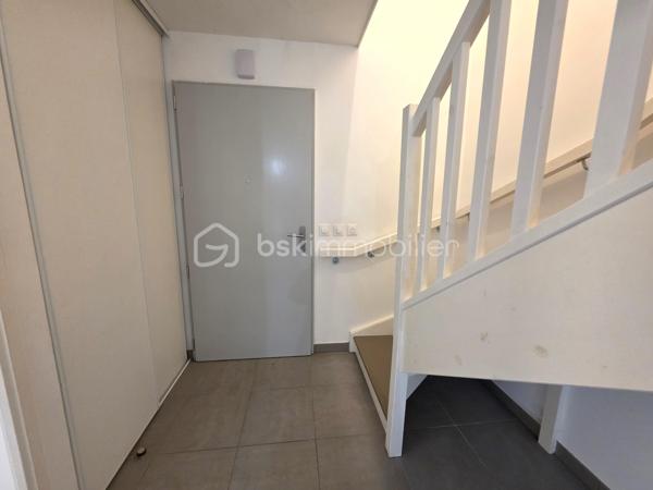 Charmante maison récente (2019) avec jardin et 2 places de parking

Idéalement située au sein d’une petite copropriété calme de 14 logements, venez découvrir cette villa de 70 m², moderne et économe en énergie.

Au rez-de-chaussée :
Entrée fonctionnelle avec placard, belle pièce de vie avec cuisine ouverte équipée, WC indépendant (avec possibilité d'y aménager une douche)

À l’étage :
Deux grandes chambres avec placards intégrés, salle de bains avec WC, espace de rangement.

Les extérieurs et annexes :
Jardin privatif avec terrasse de 40 m², parfait pour vos moments de détente. Deux places de parking privatives

Côté technique :
Construction récente (2019) sous garantie décennale, chauffage au gaz, panneaux photovoltaïques
Diagnostics en cours de réalisation.