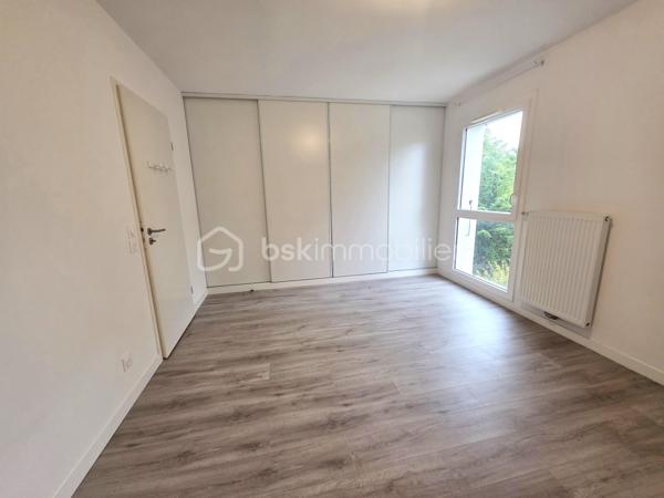 Charmante maison récente (2019) avec jardin et 2 places de parking

Idéalement située au sein d’une petite copropriété calme de 14 logements, venez découvrir cette villa de 70 m², moderne et économe en énergie.

Au rez-de-chaussée :
Entrée fonctionnelle avec placard, belle pièce de vie avec cuisine ouverte équipée, WC indépendant (avec possibilité d'y aménager une douche)

À l’étage :
Deux grandes chambres avec placards intégrés, salle de bains avec WC, espace de rangement.

Les extérieurs et annexes :
Jardin privatif avec terrasse de 40 m², parfait pour vos moments de détente. Deux places de parking privatives

Côté technique :
Construction récente (2019) sous garantie décennale, chauffage au gaz, panneaux photovoltaïques
Diagnostics en cours de réalisation.