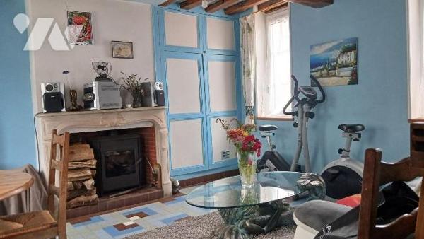 Maison de style normand comprenant :
- au rez-de-chaussée : entrée, salon avec cheminée et poë...