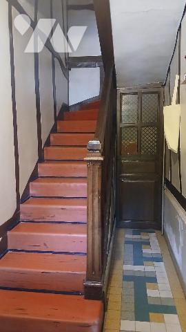 Maison de style normand comprenant :
- au rez-de-chaussée : entrée, salon avec cheminée et poë...