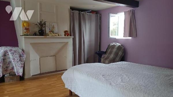 Maison de style normand comprenant :
- au rez-de-chaussée : entrée, salon avec cheminée et poë...