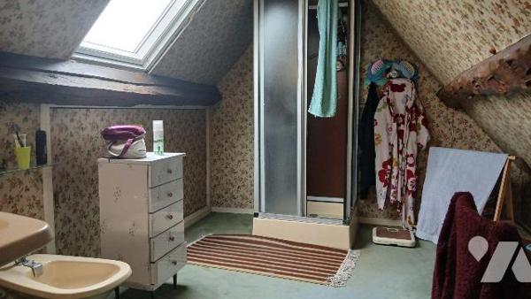 Maison de style normand comprenant :
- au rez-de-chaussée : entrée, salon avec cheminée et poë...