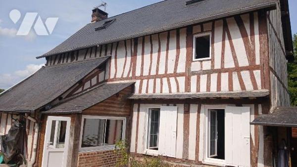 Maison de style normand comprenant :
- au rez-de-chaussée : entrée, salon avec cheminée et poë...