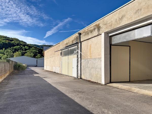 Garage 33,80 m² et voies desserte en zone artisanale à St-Affrique