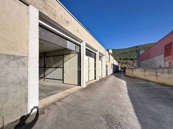 Garage 33,80 m² et voies desserte en zone artisanale à St-Affrique