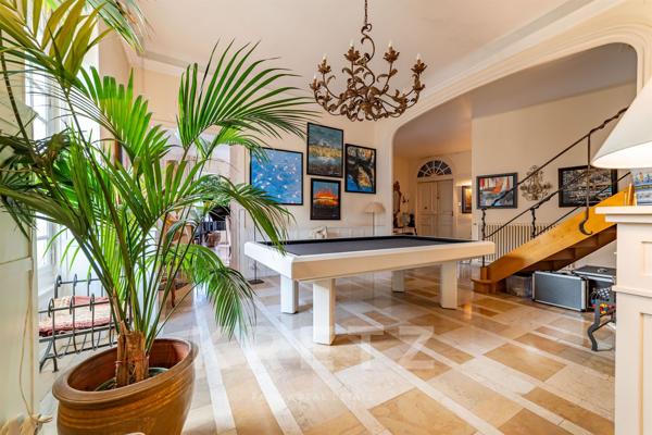 Nîmes – Écusson / Préfecture – Appartement bourgeois 280 m² avec ascenseur, garage et caves.