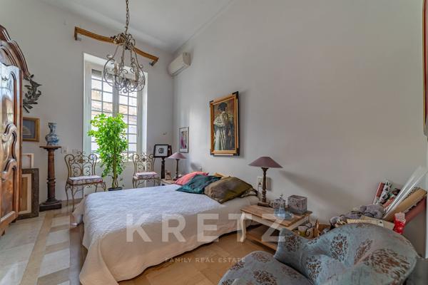 Nîmes – Écusson / Préfecture – Appartement bourgeois 280 m² avec ascenseur, garage et caves.
