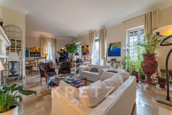 Nîmes – Écusson / Préfecture – Appartement bourgeois 280 m² avec ascenseur, garage et caves.