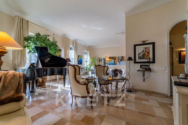 Nîmes – Écusson / Préfecture – Appartement bourgeois 280 m² avec ascenseur, garage et caves.
