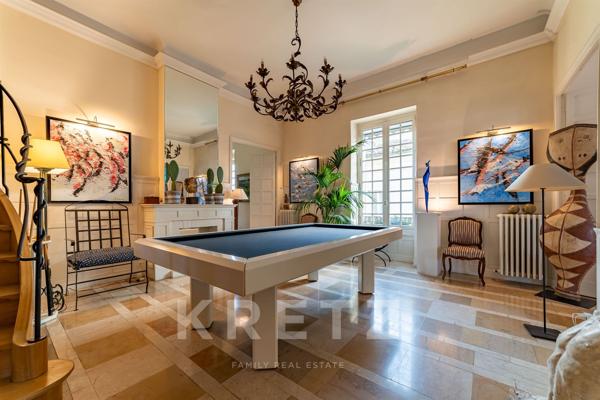 Nîmes – Écusson / Préfecture – Appartement bourgeois 280 m² avec ascenseur, garage et caves.