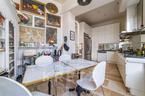 Nîmes – Écusson / Préfecture – Appartement bourgeois 280 m² avec ascenseur, garage et caves.