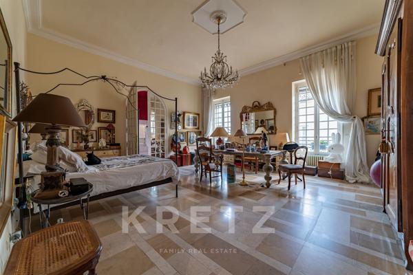 Nîmes – Écusson / Préfecture – Appartement bourgeois 280 m² avec ascenseur, garage et caves.