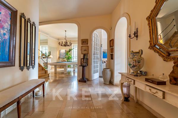 Nîmes – Écusson / Préfecture – Appartement bourgeois 280 m² avec ascenseur, garage et caves.