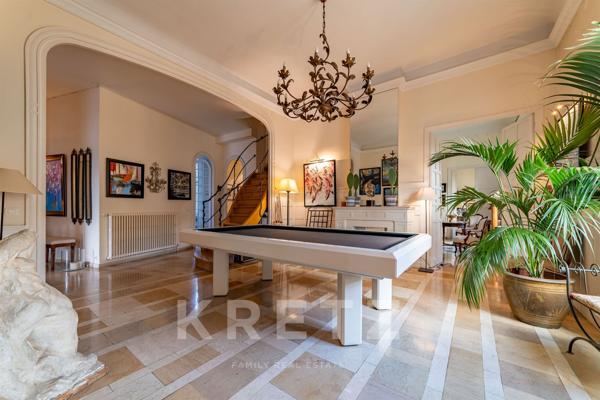 Nîmes – Écusson / Préfecture – Appartement bourgeois 280 m² avec ascenseur, garage et caves.
