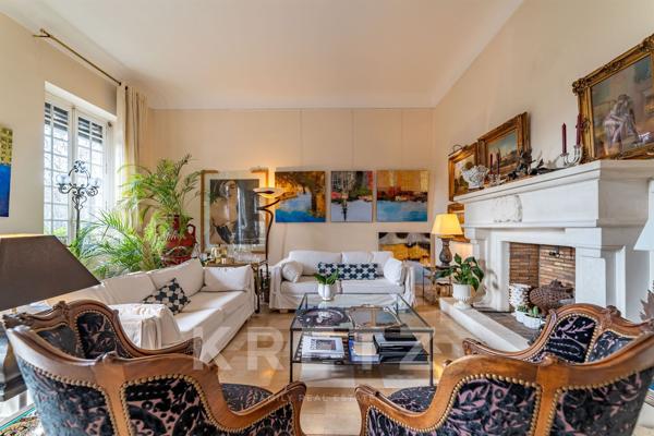 Nîmes – Écusson / Préfecture – Appartement bourgeois 280 m² avec ascenseur, garage et caves.