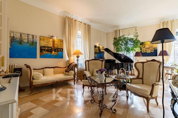 Nîmes – Écusson / Préfecture – Appartement bourgeois 280 m² avec ascenseur, garage et caves.