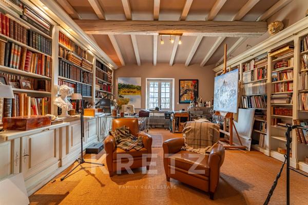 Nîmes – Écusson / Préfecture – Appartement bourgeois 280 m² avec ascenseur, garage et caves.