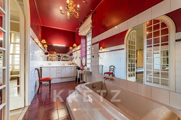 Nîmes – Écusson / Préfecture – Appartement bourgeois 280 m² avec ascenseur, garage et caves.