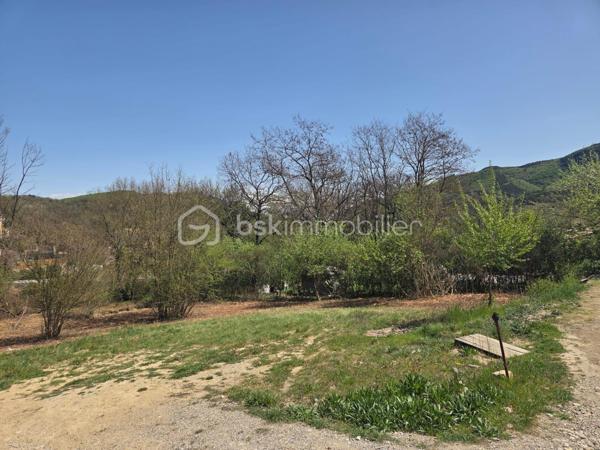 Terrain de 1 210 m²