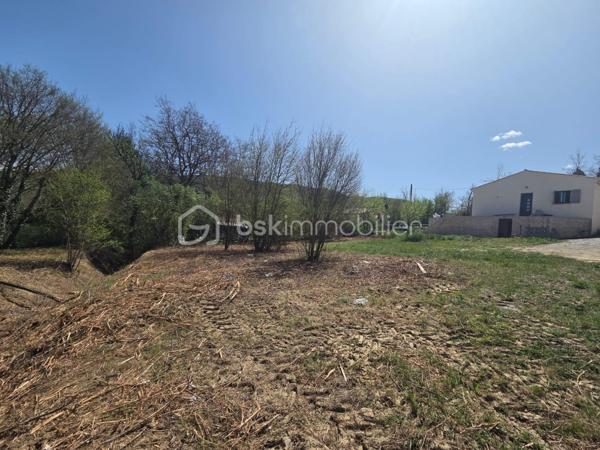 Terrain de 1 210 m²