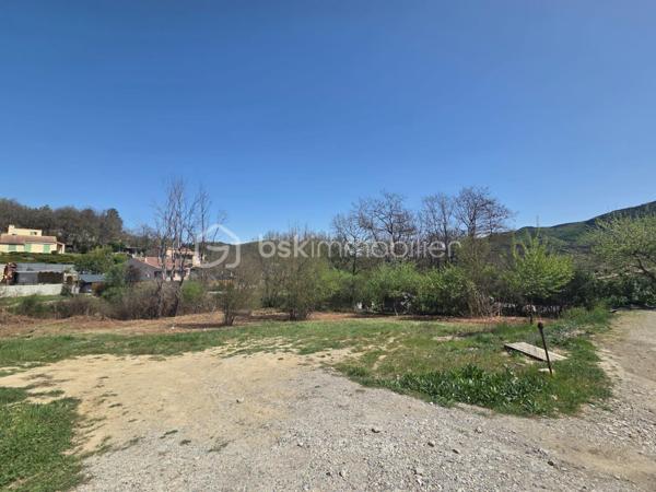 Terrain de 1 210 m²