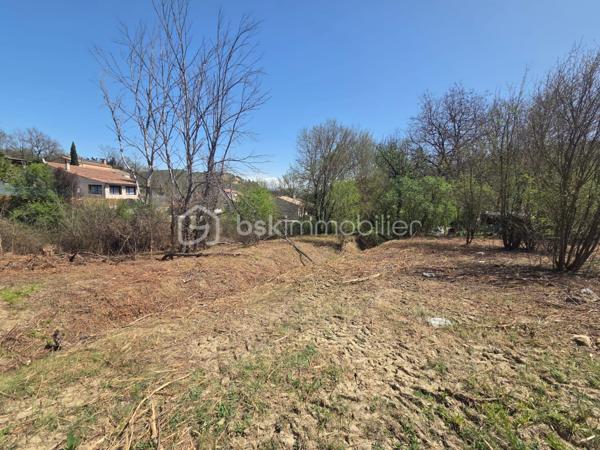 Terrain de 1 210 m²
