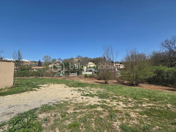 Terrain de 1 210 m²